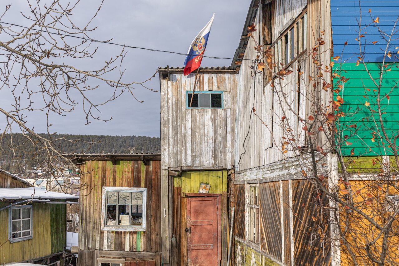 В Олекминске десятки аварийных деревянных домов, ожидающих расселения. Во многих из них до сих пор живут люди