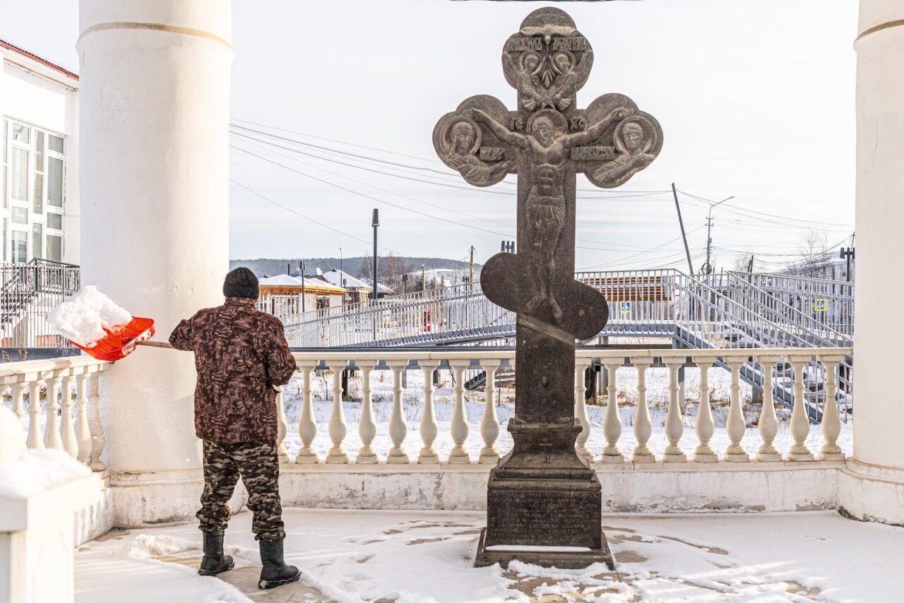Рядом с мэрией стоит часовня Александра Невского. Её построили после убийства императора Александра II «Освободителя» — жители города собрали средства сами. Крест привезли из Армении