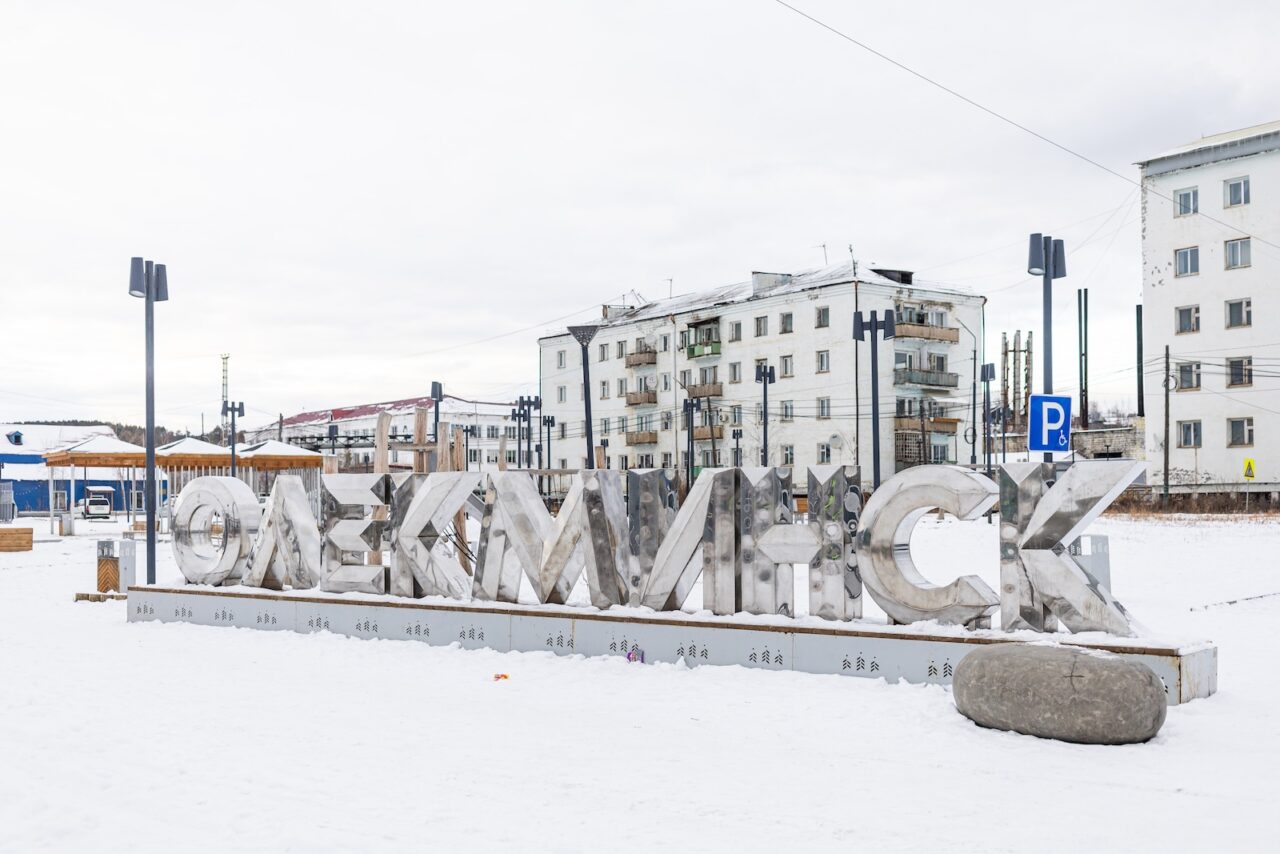 В Мариинском сквере в центре города построили деревянную детскую площадку — такие можно увидеть во дворах Москвы